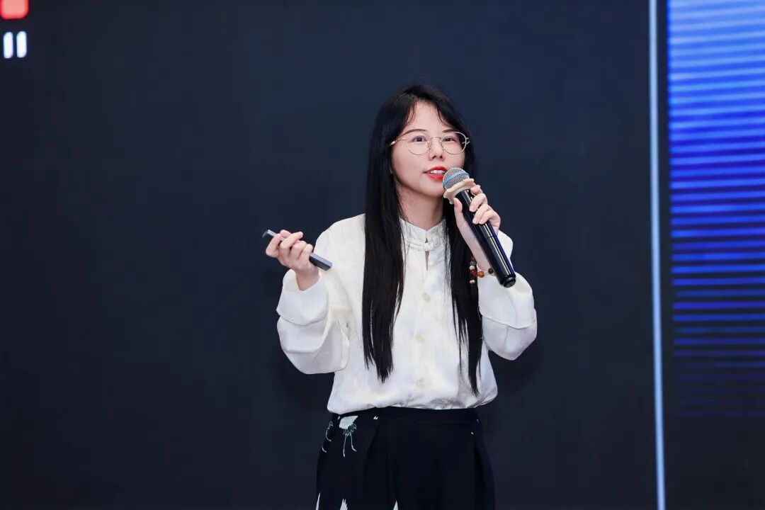 Nicole辰台上分享照片