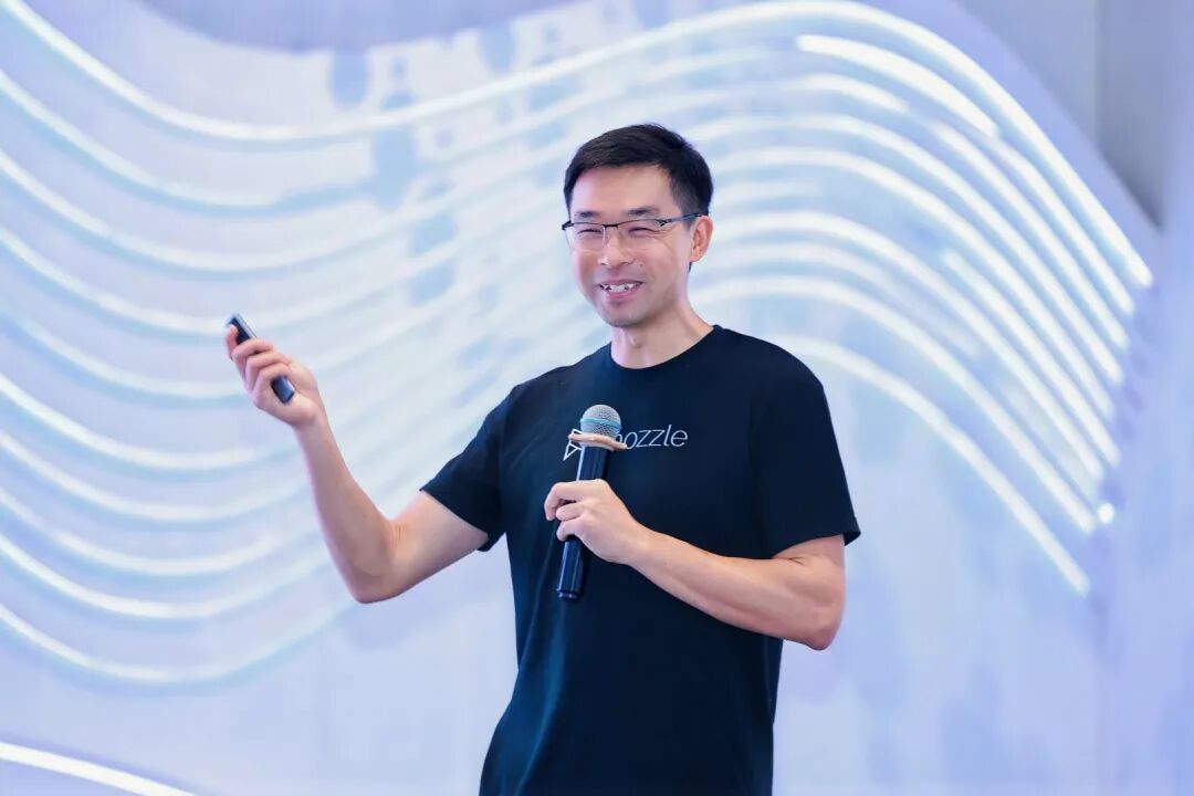 John台上分享照片