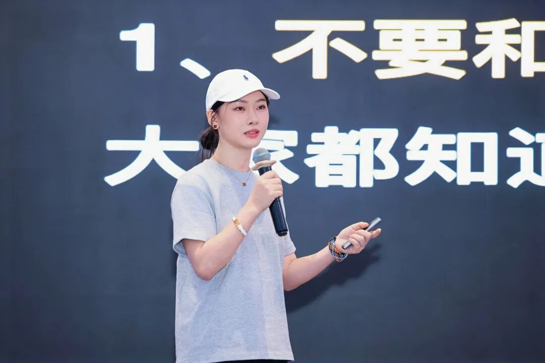Fiona台上分享照片