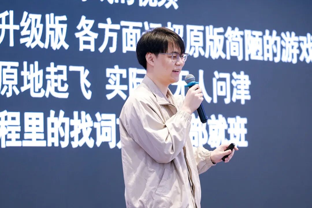 唐亦安在现场讲解网站结构